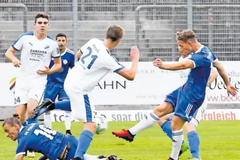 Das 1:0 durch den starken Luca Eichhorn. Am Boden der sehr engagierte Regionalliga-Stürmer Patrick Freyer, im Hintergrund in Bla