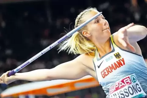 Christin Hussong schockte gleich im ersten Versuch die Konkurrenz.