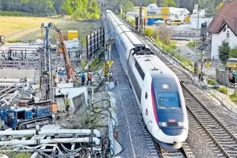 Ein TGV passiert die geflickte Stelle.