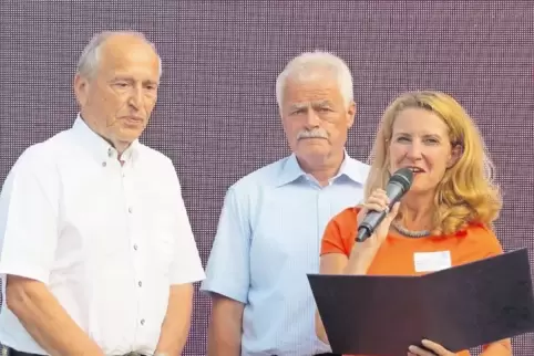 Staatssekretärin Heike Raab lobt die Arbeit von Roland Prütting (links) und Edwin Diesel.