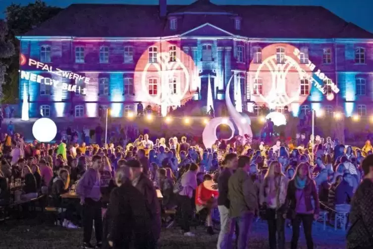 Leuchtend: Der Schlosspark in Trippstadt verwandelte sich schon am Freitagabend bei den „Pfalzwerke Energy Beats“ in ein Lichter