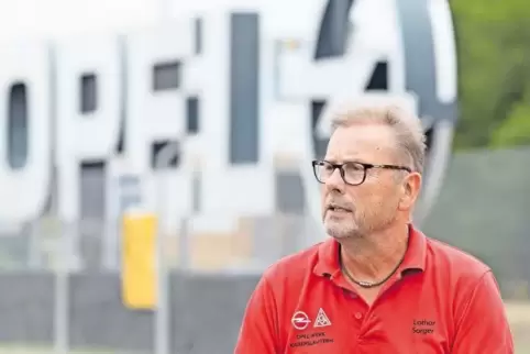 Vor dem Kaiserslauterer Opel-Werkstor: Betriebsratsvorsitzender Lothar Sorger.