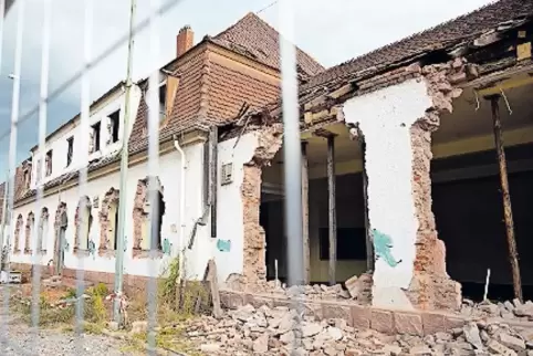 In der Pariser Straße in Kaiserslautern wird zurzeit das Eingangsgebäude des früheren Ausbesserungswerks abgerissen.