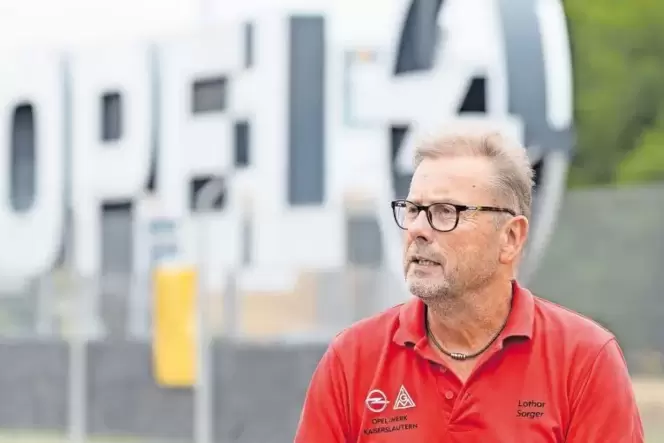 Vor dem Kaiserslauterer Opel-Werkstor: Betriebsratsvorsitzender Lothar Sorger.