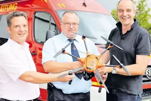 Drohnen sollen den Feuerwehren beim Auffinden von Waldbränden helfen. Von links Bürgermeister Frank Rüttger, Wehrleiter Markus I