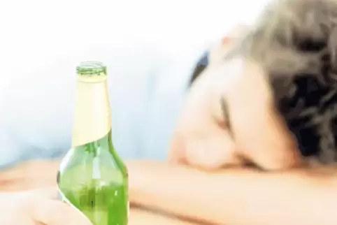 Manche Jugendliche übertreiben es mit dem Alkohol und trinken, bis sie bewusstlos sind.