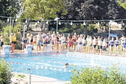 Beim DLRG-Sommerfest in Wachenheim herrschte am und im Becken Hochbetrieb.