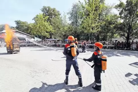 Unerschrocken: Die neu gegründete Jugendfeuerwehr zeigt ihr Können.