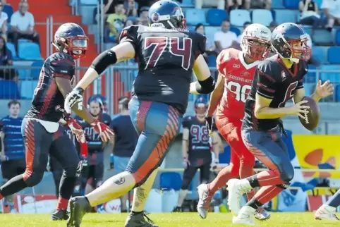 Alle Pirmasenser Angriffe misslingen: von links der mitspielende Headcoach Maurice Laufer, Patrick Tiedtke und Quarterback Mariu