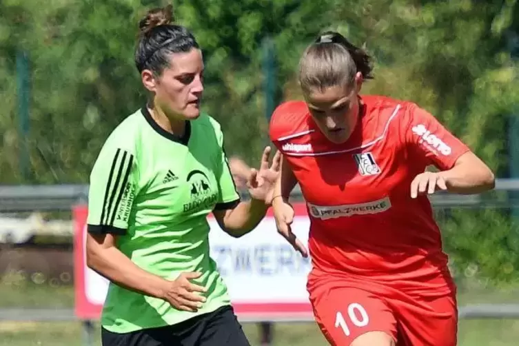 Die Niederkirchenerin Kristin Götz (rechts), hier gegen Hanna Lena Diel, spielte nach längerer Zeit wieder im Angriff. Foto: Meh