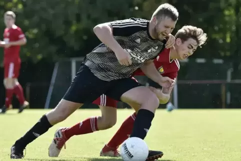 In der zweiten Hälfte spielte Heßheim, hier Max Sembritzik (vorne) mit SC-Spieler Maximilian Haltenberger, in Unterzahl lange gu