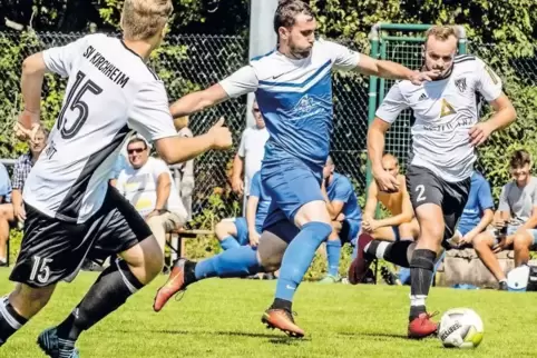 Franco Schmahl (blaues Trikot) und der TSV Ebertsheim siegten deutlich.