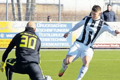 Zu den Spielen des SV Ruchheim (hier Melvin Loch, rechts) kamen nach Angaben des Staffelleiters im Schnitt 134 Zuschauer.