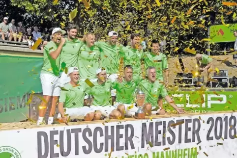 Der Meister jubelt gemeinsam – und ausgelassen.