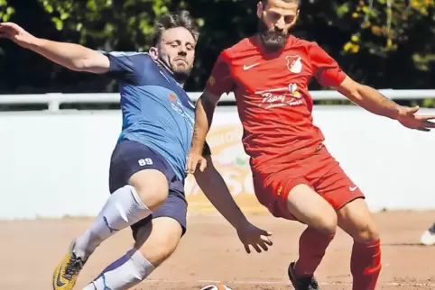 Mit Feuereifer dabei: Amir Abduraimi (links) vom SV Gersbach und Cengiz Kirisoglu vom SV Erlenbrunn.