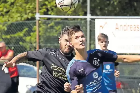 Augen zu und durch: Marco Lang (links) vom VfL Wallhalben und Lukas Ziobro vom SSV Höheinöd bemühen sich um den Ball.