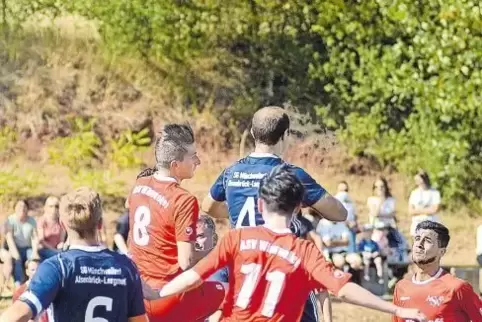 Kopfballduell: Marc Kirchner (Nummer 4, blaues Trikot) springt höher als Shyeri Berisha (Nummer 8) vom ASV Winnweiler II.
