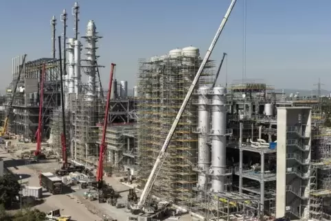 Die Umrisse der neuen Acetylen-Fabrik im Ludwigshafener BASF-Stammwerk sind schon klar erkennbar. Im Herbst sollen in der Spitze