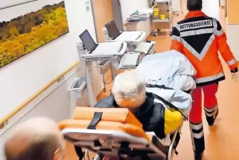 Szene aus einer Notaufnahme: In Karlsruhe landen auch viele Pfälzer, weil es dort sogenannte Krankenhäuser der Maximalversorgung