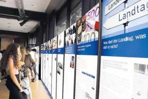 Die Wanderausstellung erklärt wie das rheinland-pfälzische Landesparlament funktioniert. Wer dort sitzt, kann mitbestimmen, was 