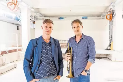Erwartungsvoll auf der Baustelle: Thomas Siffling (rechts) und Bastian Fiedler von m:con.