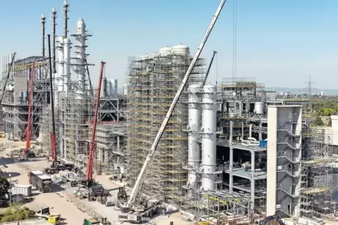 Die Umrisse der neuen Acetylen-Fabrik im Ludwigshafener BASF-Stammwerk sind schon klar erkennbar. Im Herbst sollen in der Spitze