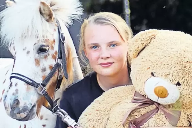 Fabienne Wolf mit Pony Bilbo und Teddybär.