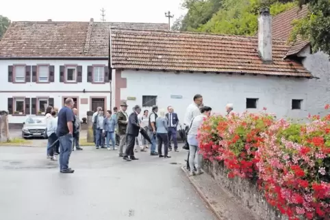 Die Landeskommission „Unser Dorf hat Zukunft“ besuchte gestern Bobenthal, hier an der alten Mühle an der Lauterbrücke mit Ortsbü