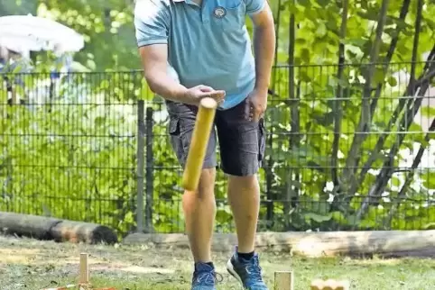 Präzisionsarbeit: Beim Kubb müssen zuerst mit einem Wurfholz alle gegnerischen Figuren abgeräumt werden, ehe der König (mittig, 