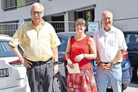 Wolfgang van Vliet, Miriam Caroli und Peter Uebel vor der neuen Car-Sharing-Station in der Christian-Weiß-Siedlung.