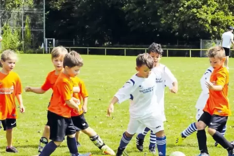 Die Kinder der Herrmann-Quack-Kita (in Weiß) liefern sich ein spannendes Match mit den Kickern der Villa Regenbogen.