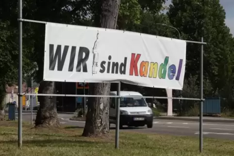 Die Banner des Kandeler Bündnisses „Wir sind Kandel“ rufen jetzt das „Frauenbündnis“ auf den Plan. ARCHIVFoto: VAN 