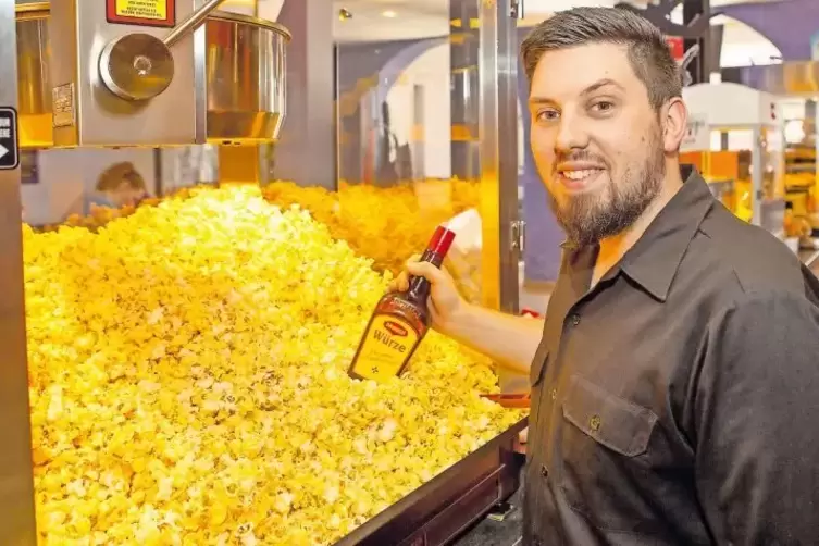 „Die Idee kam von einem Kinobesucher“: Sebastian Bernd bietet jetzt Maggi-Popcorn im Homburger Eden-Kino an.