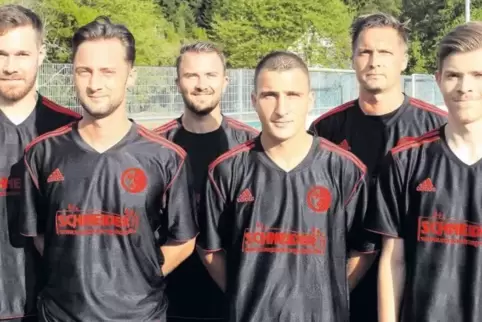 Das sind sechs der zehn Neuzugänge, die dem SC Stambach auf dem Weg zum frühzeitigen Klassenerhalt in der B-Klasse helfen sollen