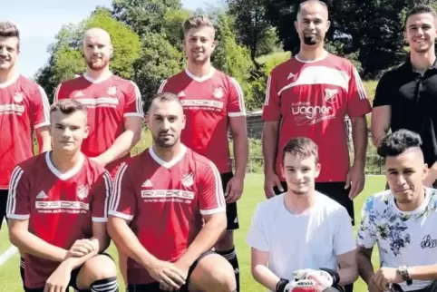 Mit diesen Neuen gehen Coach Sascha Klein und Co-Trainer Philip Jakob (hinten links, Zweiter von links) die Hornbacher „Rehabili