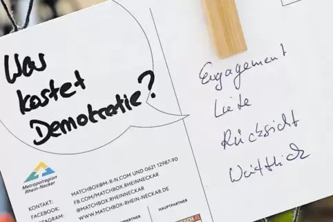 Was ist uns unsere Demokratie wert? Um Fragen wie diese geht es beim Festival „Hambach!“. Ein Teilnehmer oder eine Teilnehmerin 
