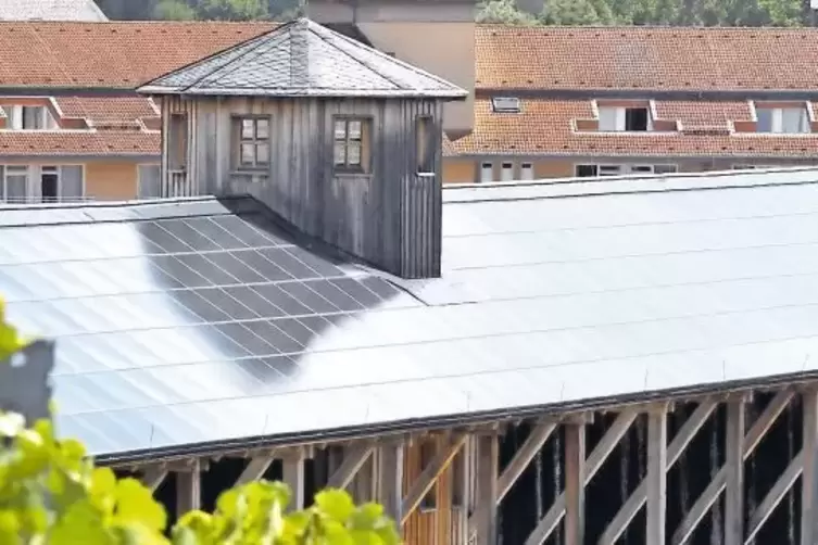 Die größte Photovoltaikanlage Dürkheims auf dem Dach des Gradierbaus.