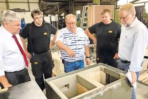 Aus Stahl, Industrie-Schamott-Steinen und mit moderner Steuerungstechnik entstehen die Öfen in Winnweiler. Hier gibt Firmen-Inha