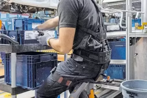 Sitzen statt Bücken schont den Rücken: Ali Sertac Derelier arbeitet mit dem „Chairless Chair“, dem „Stuhl ohne Stuhl“