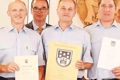 Andreas Leidner, Peter Lang und Günther Martin (von links) wurden für ihre langjährigen Dienste bei der Feuerwehr geehrt. Im Hin