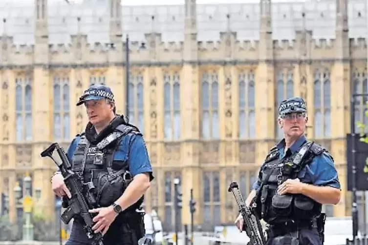 Ausnahmezustand am Palast von Westminister: Polizisten patrouillieren nach dem mutmaßlichen Terrorangriff.