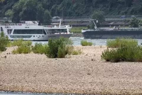  Der Rhein führt weiter Niedrigwasser. Unser Bild zeigt zwei Schiffe auf dem Fluss bei Assmannshausen.  Foto: dpa 