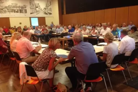 Der Bürgerhaussaal in Oppau war voll: Rund 60 Zuhörer verfolgten die Sitzung des Ortsbeirats. Foto: mix