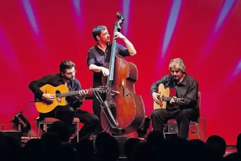 Im Trio: Joscho (links) und Günter Stephan an den Gitarren und Volker Kamp am Bass.