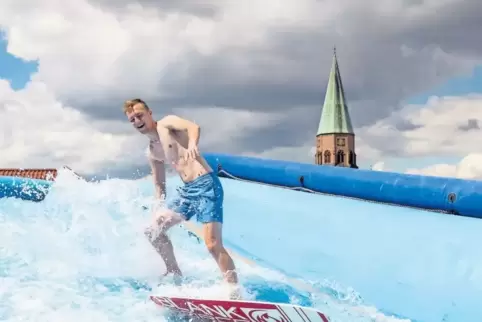 Surfen hoch über Kaiserslauterer Dächern: RHEINPFALZ-Mitarbeiter Tim Altschuck im Selbstversuch.