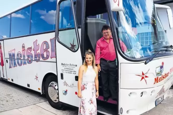 Hat mit 21 Jahren ihren eigenen Bus: Sabrina Meister, die einmal das Unternehmen ihres Vaters Jürgen übernehmen will. Hat mit 21 Jahren ihren eigenen Bus: Sabrina Meister, die einmal das Unternehmen ihres Vaters Jürgen übernehmen will.
