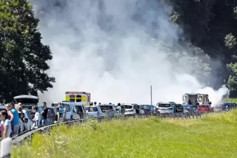 Rettungsfahrzeuge und Rauch künden davon: Da vorn ist Schlimmes passiert. Ein 13-jähriger Junge ist an jenem Sonntag, 1. Juli, u