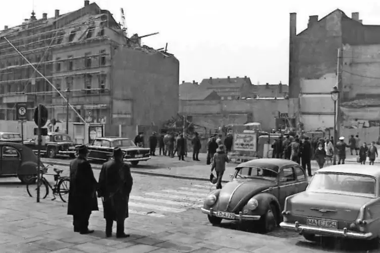 Schaustelle Baustelle: Für den Kaufhof mussten Häuser am Landauer Hauptbahnhof abgerissen werden. Der große „Kaufhaus-Koloss“ wu