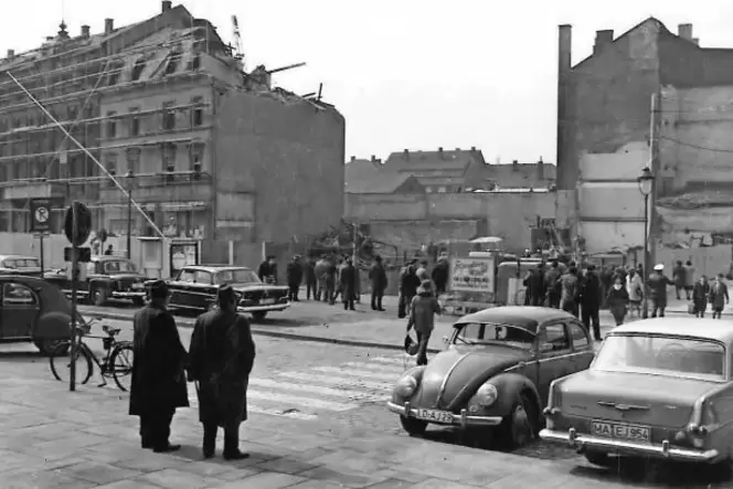 Schaustelle Baustelle: Für den Kaufhof mussten Häuser am Landauer Hauptbahnhof abgerissen werden. Der große »Kaufhaus-Koloss« wu Schaustelle Baustelle: Für den Kaufhof mussten Häuser am Landauer Hauptbahnhof abgerissen werden. Der große »Kaufhaus-Koloss« wu