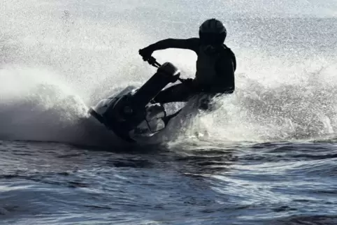 Jetski-Fahrer wie auf diesem Foto sind auch am Seehof zu sehen und zu hören.